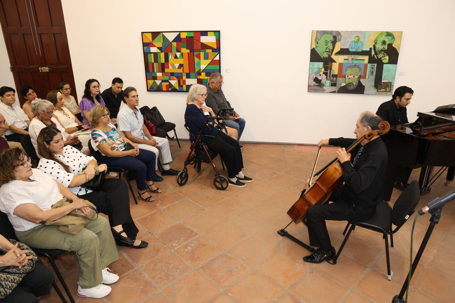 $!El cello y piano se unieron en una noche de música de cámara que llenó la Galería Roberto Pérez Rubio del Museo de Arte de Mazatlán.