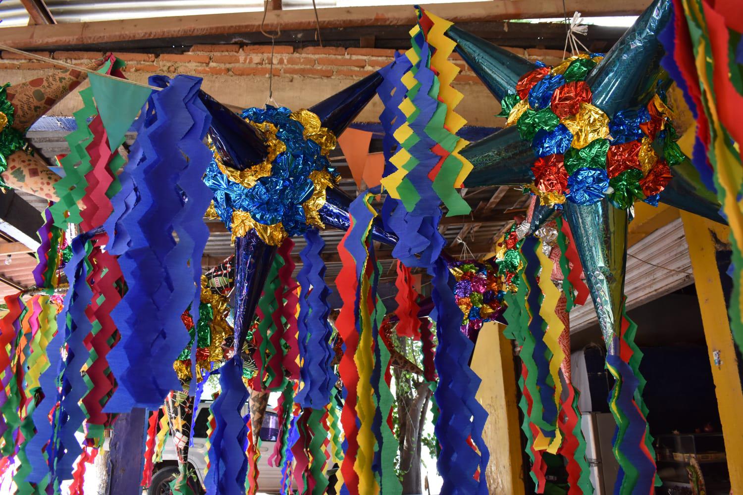 $!Piñateros de Navolato brindan alegría para las fiestas de Navidad
