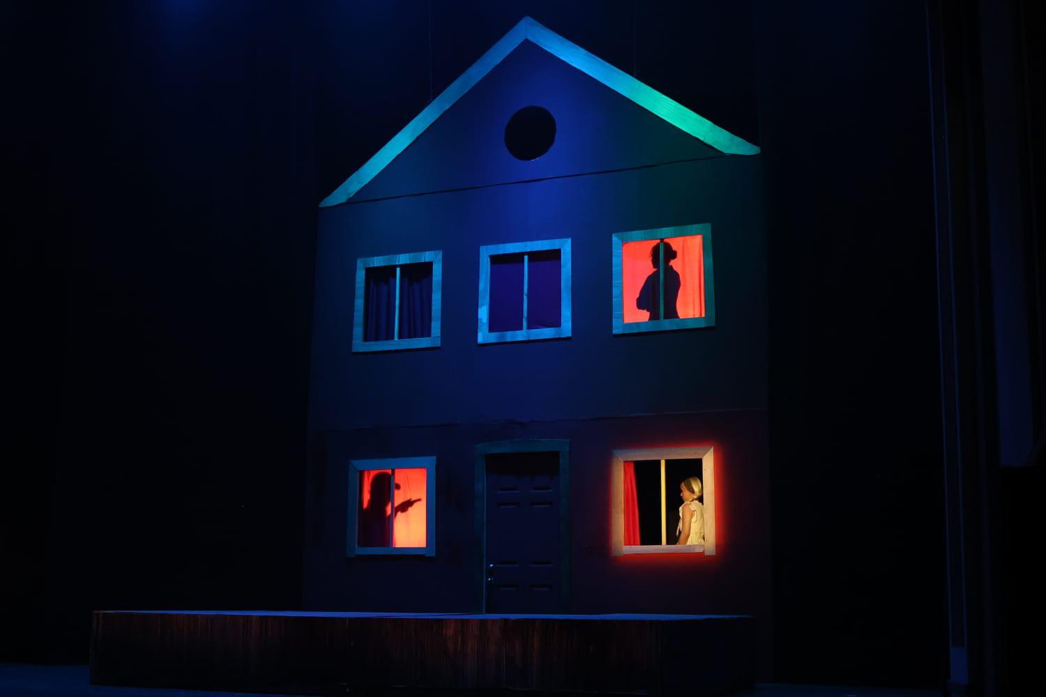 $!La escenografía recrea el interior de una casa, espacio donde convergen los recuerdos, las emociones y los relatos de los personajes.