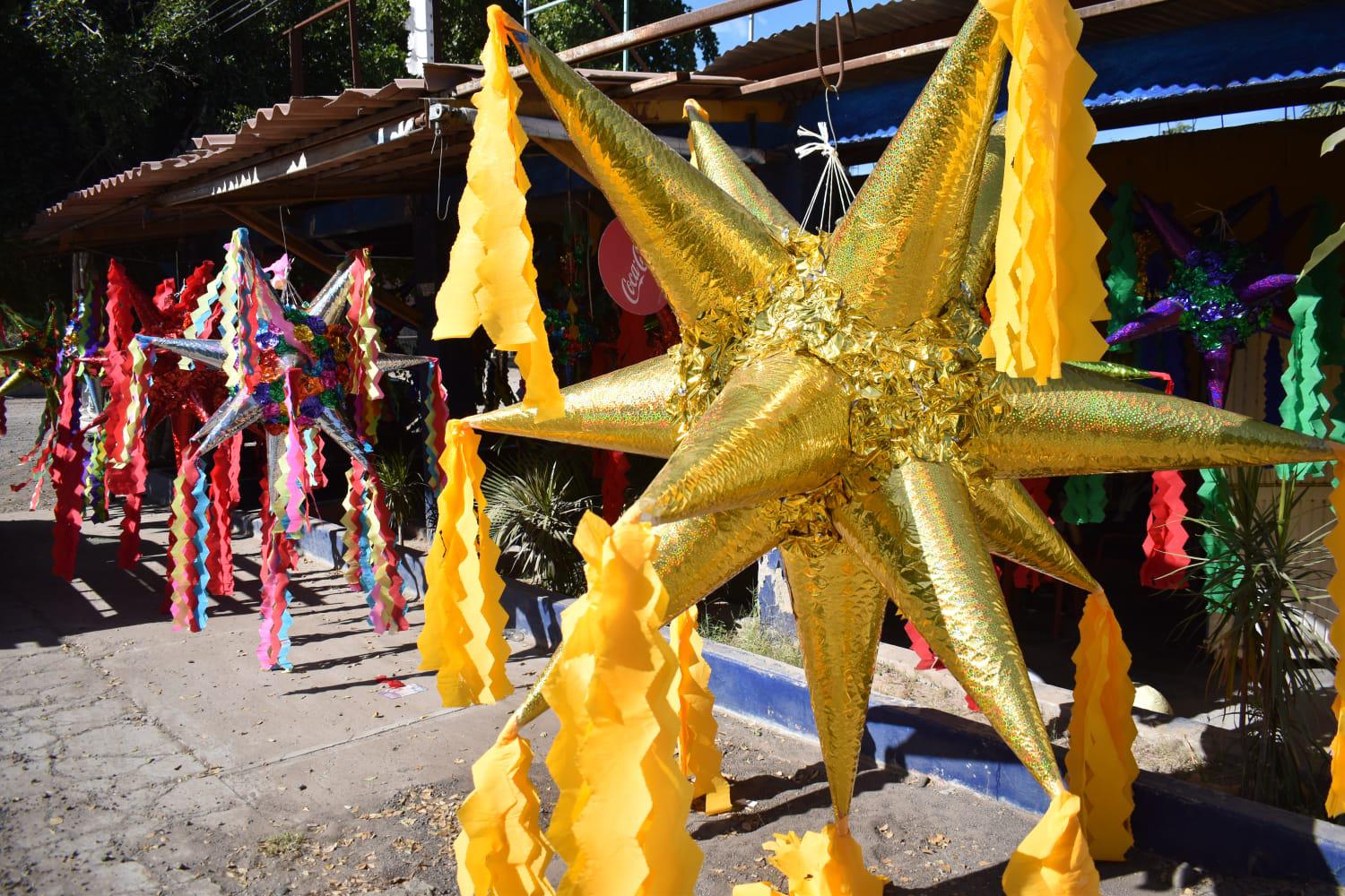 $!Piñateros de Navolato brindan alegría para las fiestas de Navidad