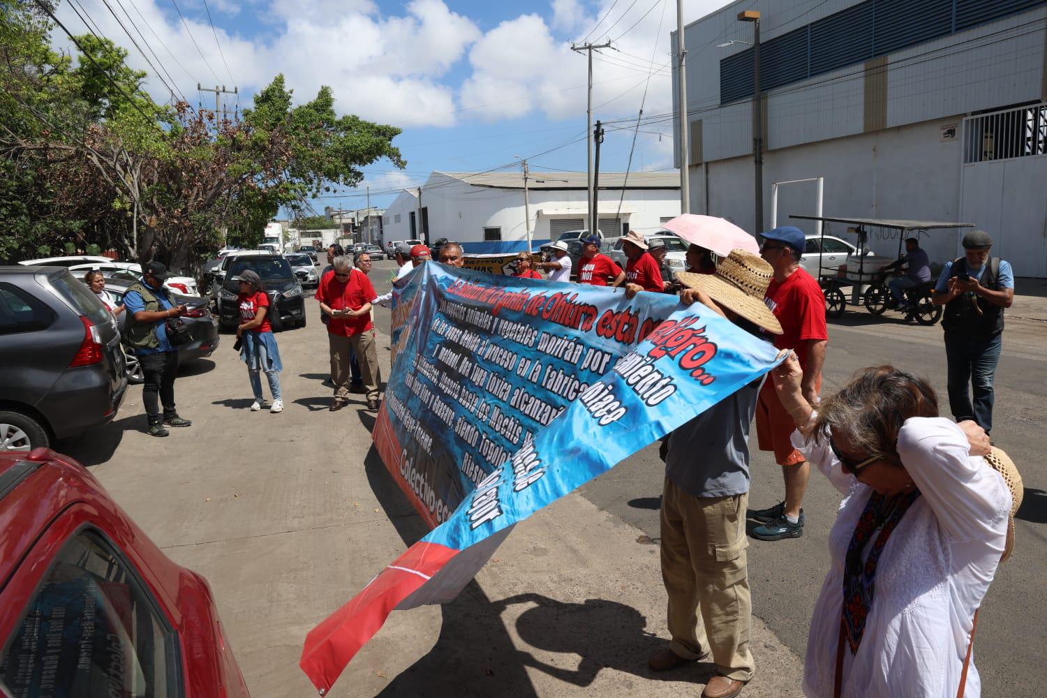 $!Ambientalistas protestan en Semarnat, en Mazatlán, y piden revisar permisos de planta de amoniaco en Topolobampo