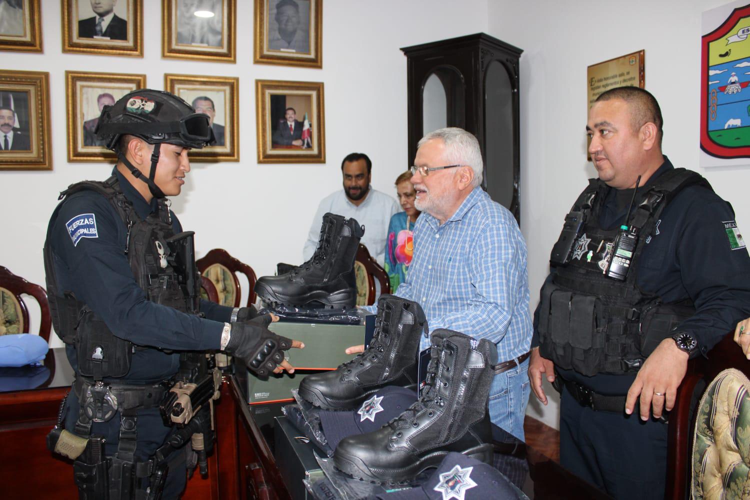 $!Entregan uniformes a policías en Escuinapa