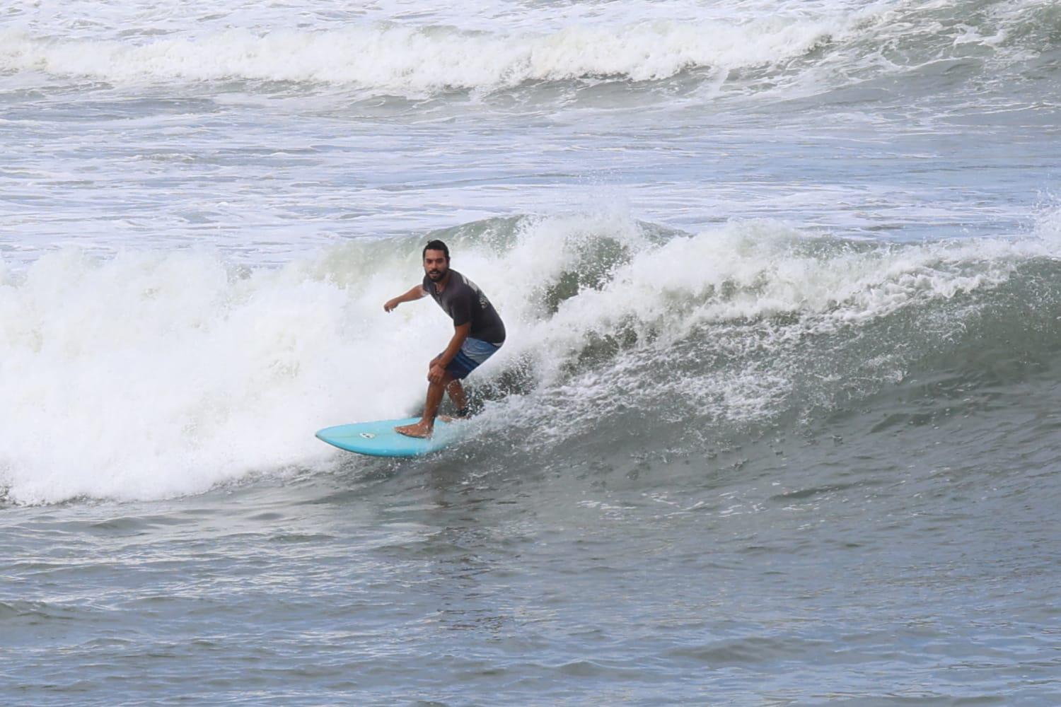 $!Se presentan olas de hasta 3 metros de altura en Mazatlán, restringen el acceso a algunas áreas de playa
