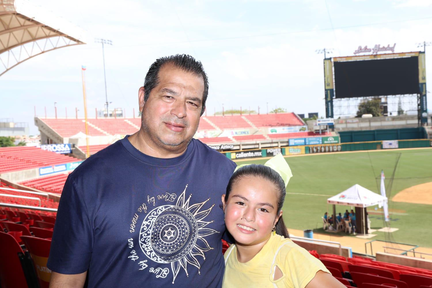 $!Noel Vega junto a su pequeña Noelia, Reina de la Poesía del Carnaval de Mazatlán 2026.