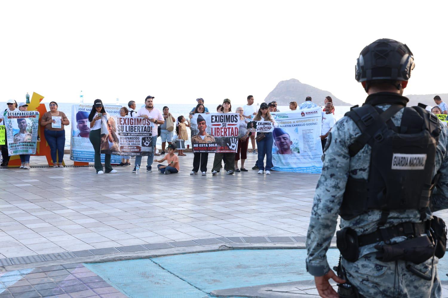 $!En silencio, exigen el regreso con vida de José Martín en Mazatlán
