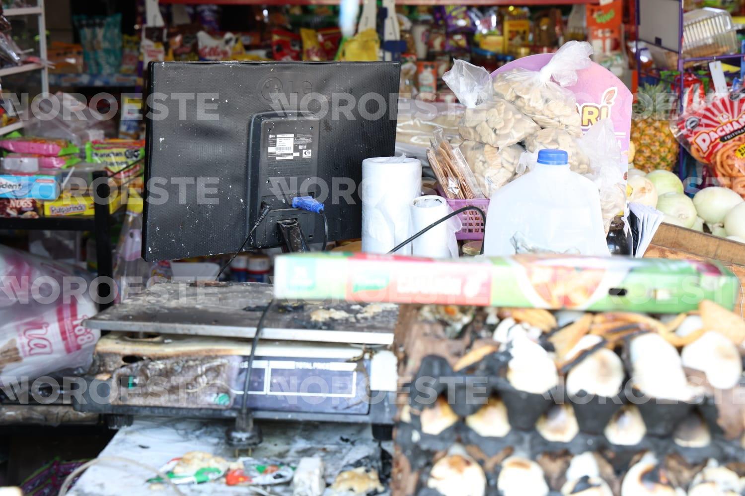 $!Hombre lanza gasolina y prende fuego a una tienda de abarrotes de la colonia Rincón de Urías de Mazatlán