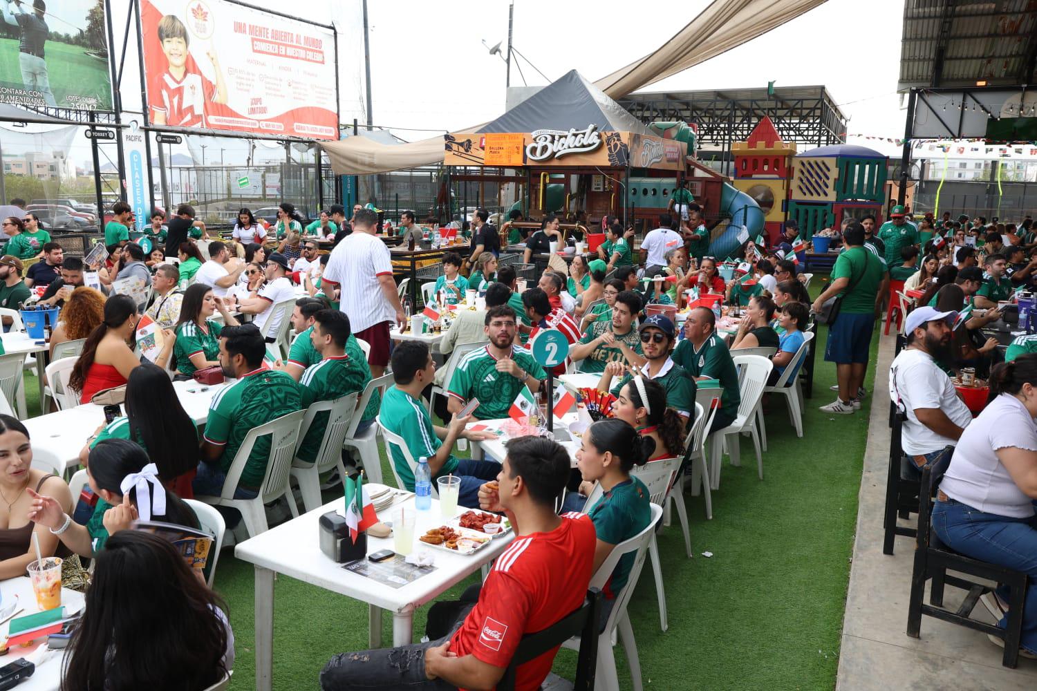 $!Disfrutan ya en Mazatlán el partido entre México contra Inglaterra esperando el triunfo de la selección nacional