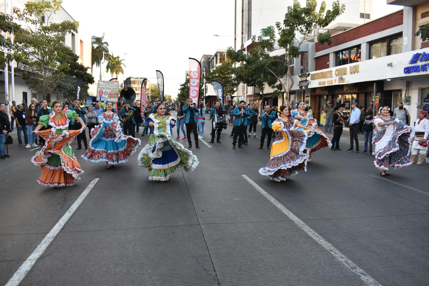 $!Callejoneada previa a Maratón llena de alegría al Centro de Culiacán