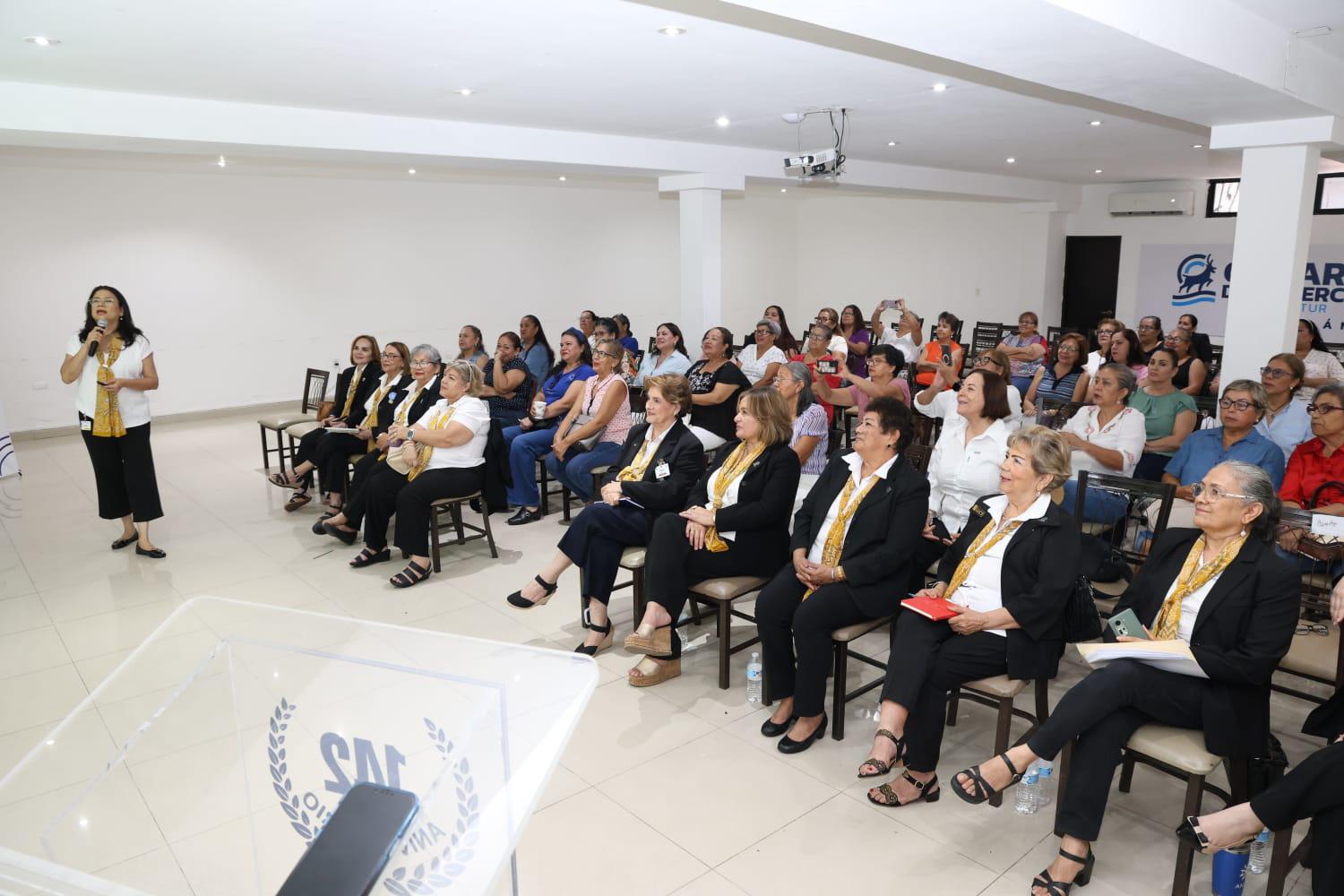 $!Muy atentas estuvieron las asistente a la ponencia.
