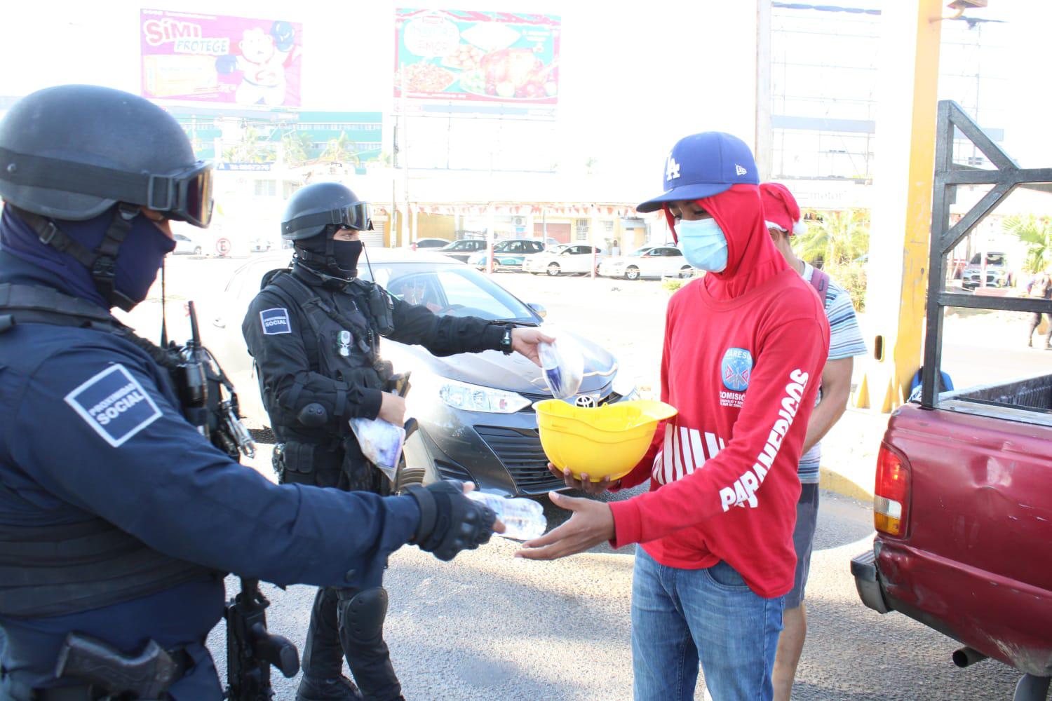 $!Seguridad Púbica de Mazatlán entrega alimentos a familiares de pacientes y personas vulnerables