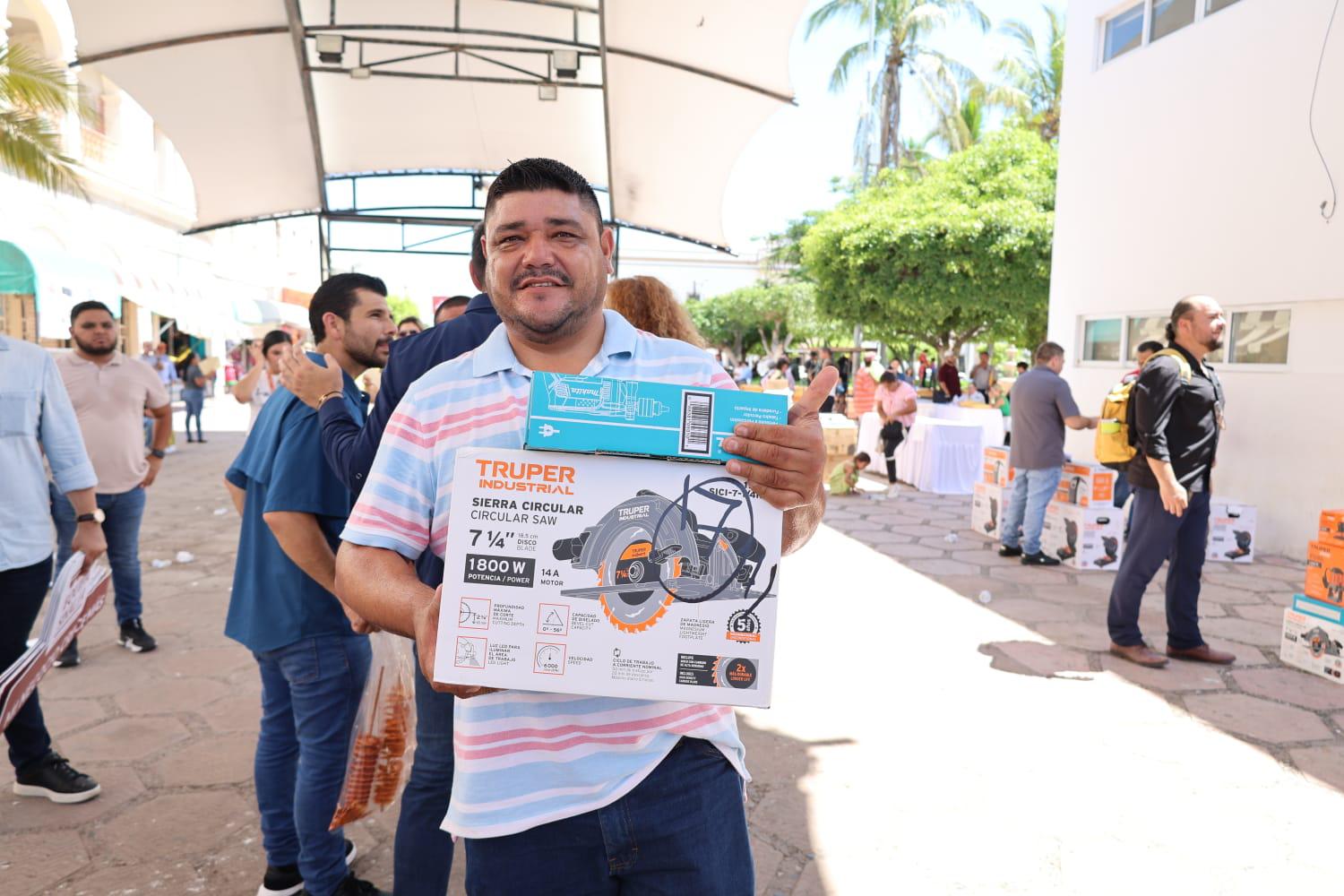 $!Equipan a emprendedores y microempresarios del municipio de Elota