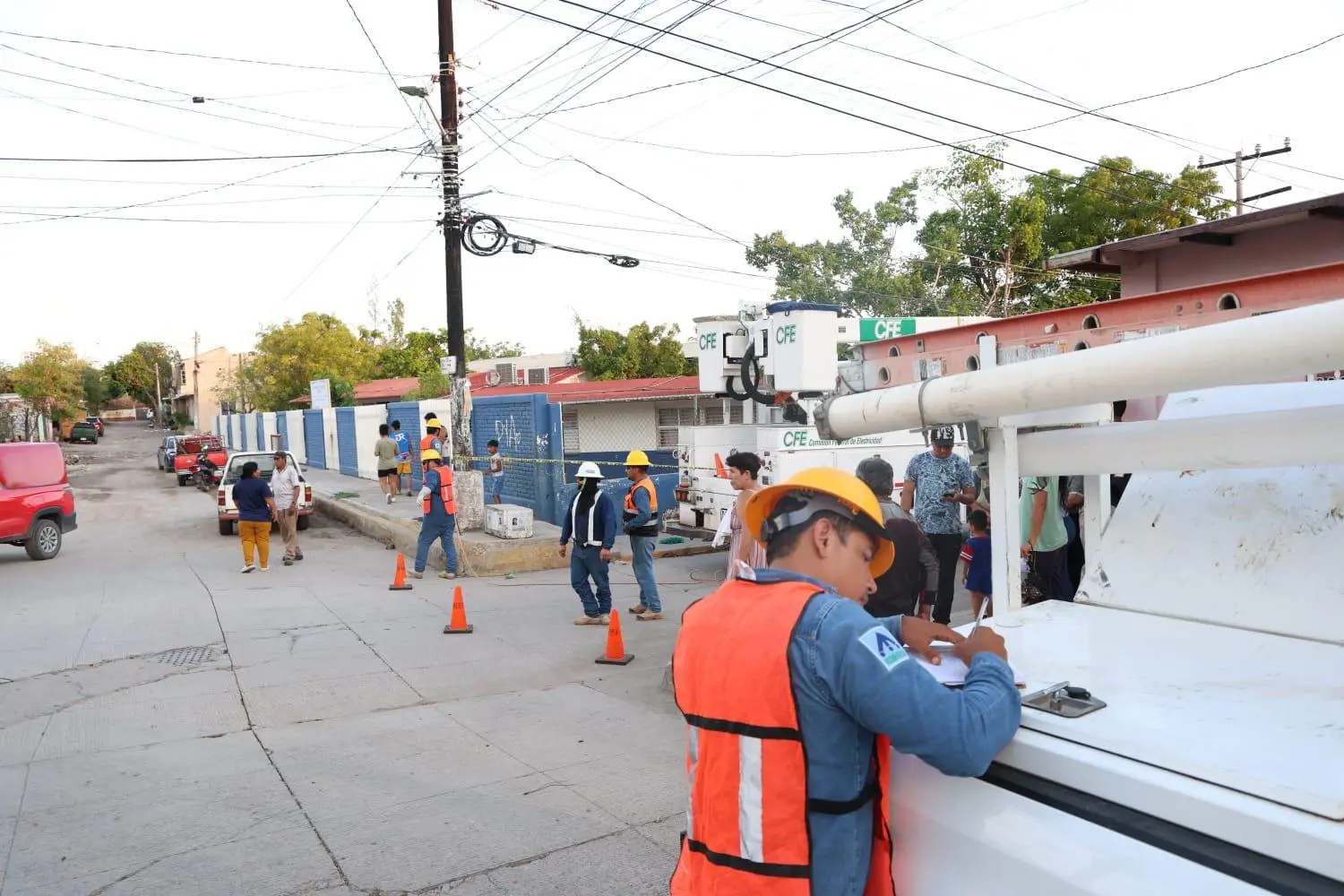 $!Vecinos bloquean la carretera Internacional al sur en Mazatlán por falta de energía eléctrica