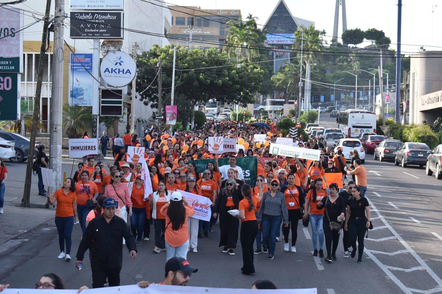 $!Marchan funcionarios por la protección de niñas y mujeres en Culiacán