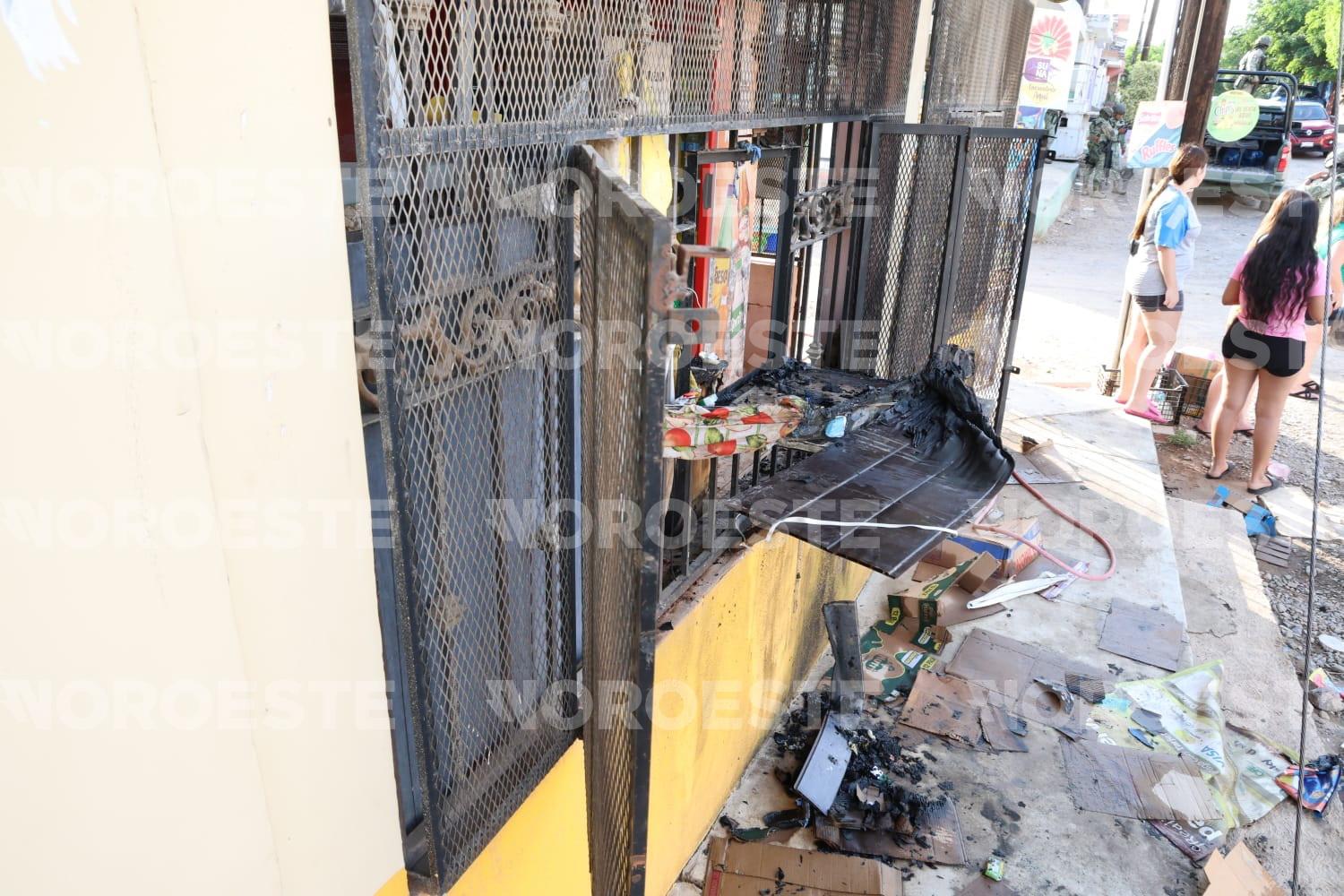 $!Hombre lanza gasolina y prende fuego a una tienda de abarrotes de la colonia Rincón de Urías de Mazatlán