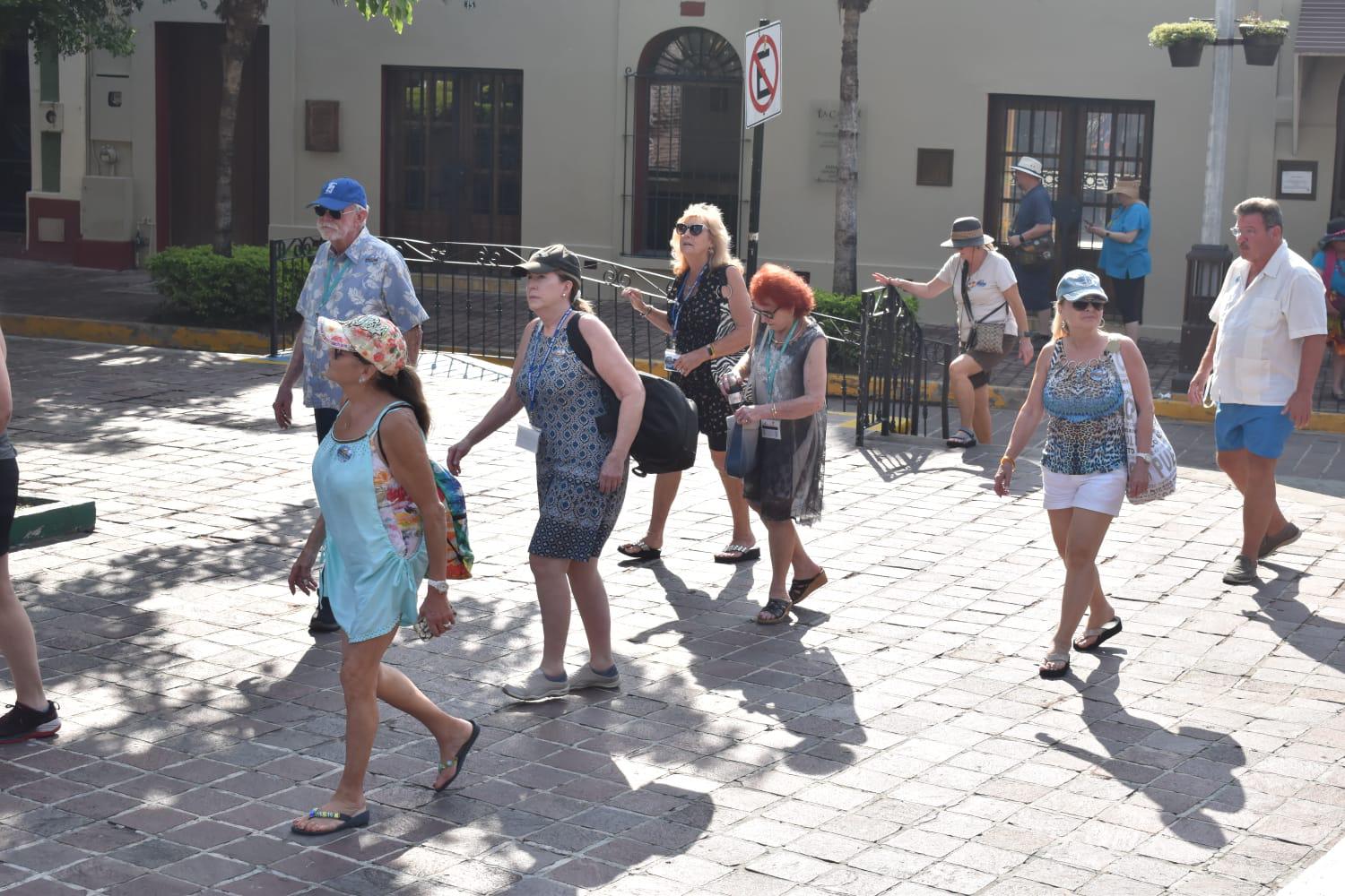 $!Gustan a turistas y locales las catrinas, calaveras y altares en el Centro Histórico de Mazatlán