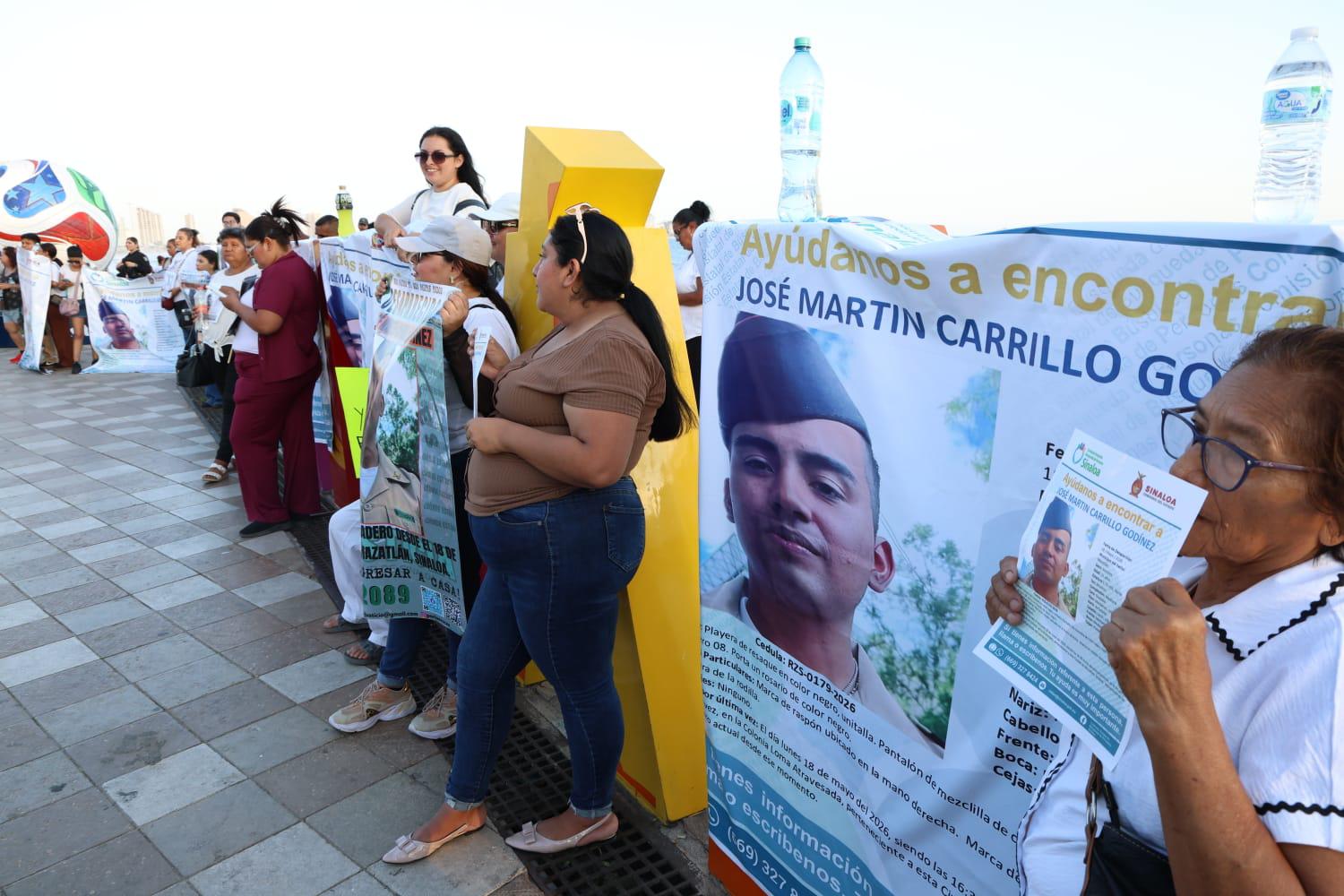 $!En silencio, exigen el regreso con vida de José Martín en Mazatlán