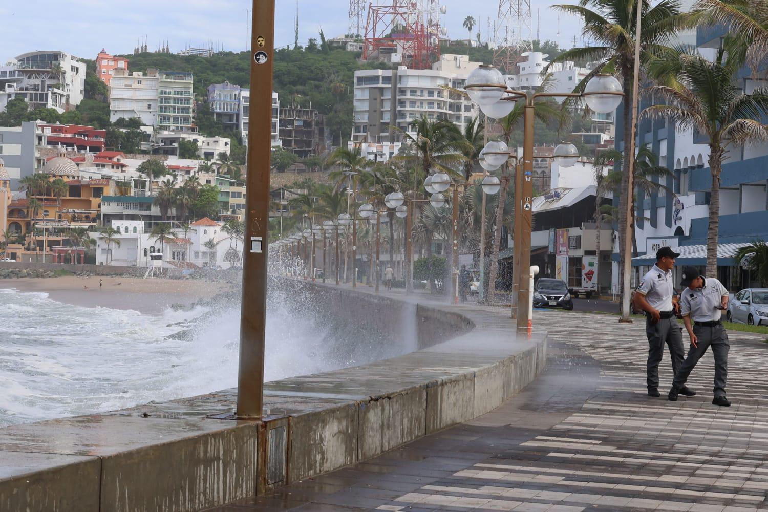 $!Se presentan olas de hasta 3 metros de altura en Mazatlán, restringen el acceso a algunas áreas de playa