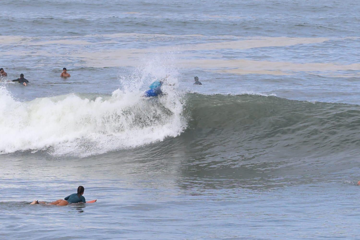 $!Se presentan olas de hasta 3 metros de altura en Mazatlán, restringen el acceso a algunas áreas de playa