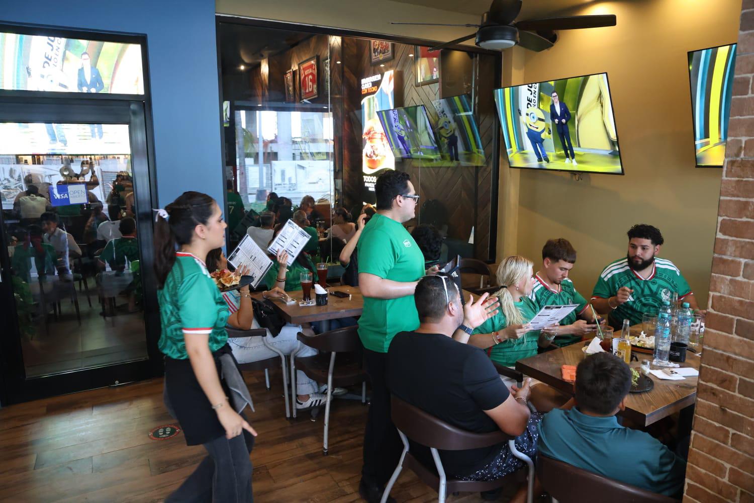 $!Sports bars de Mazatlán toman la delantera en asistencia previo al México vs. Corea del Sur
