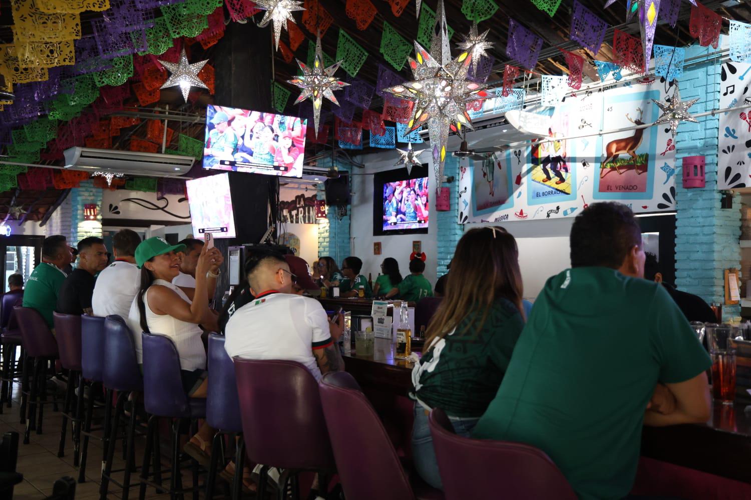 $!Sports bars de Mazatlán toman la delantera en asistencia previo al México vs. Corea del Sur