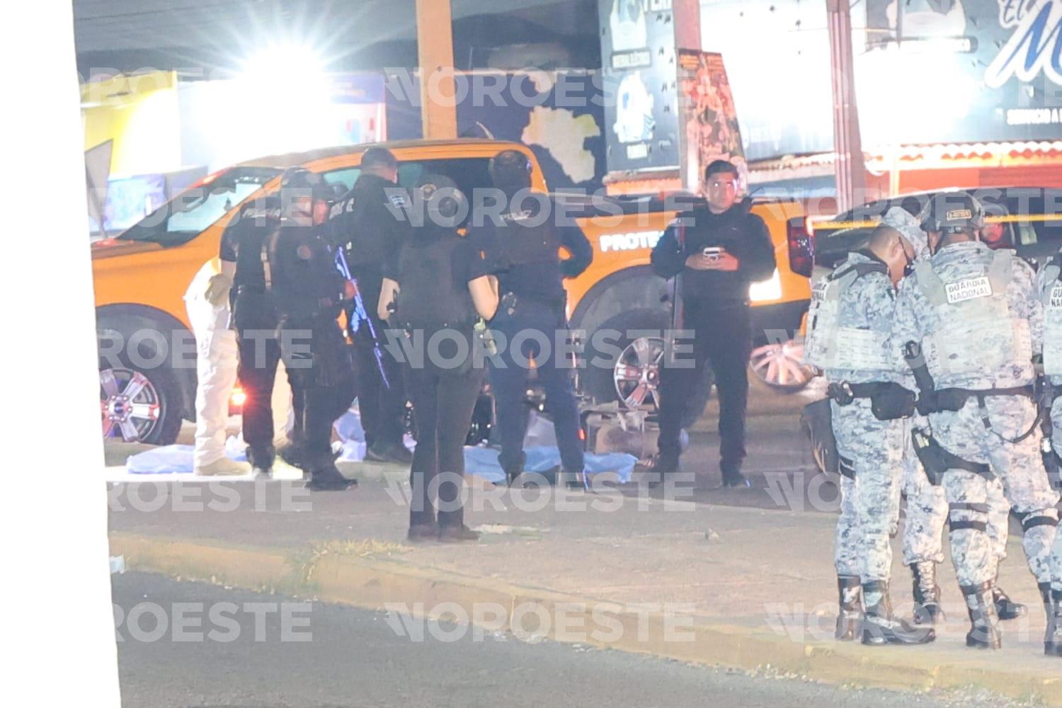 $!Disparan con armas largas contra dos motociclistas; uno murió en el lugar y el otro en un hospital, en Mazatlán