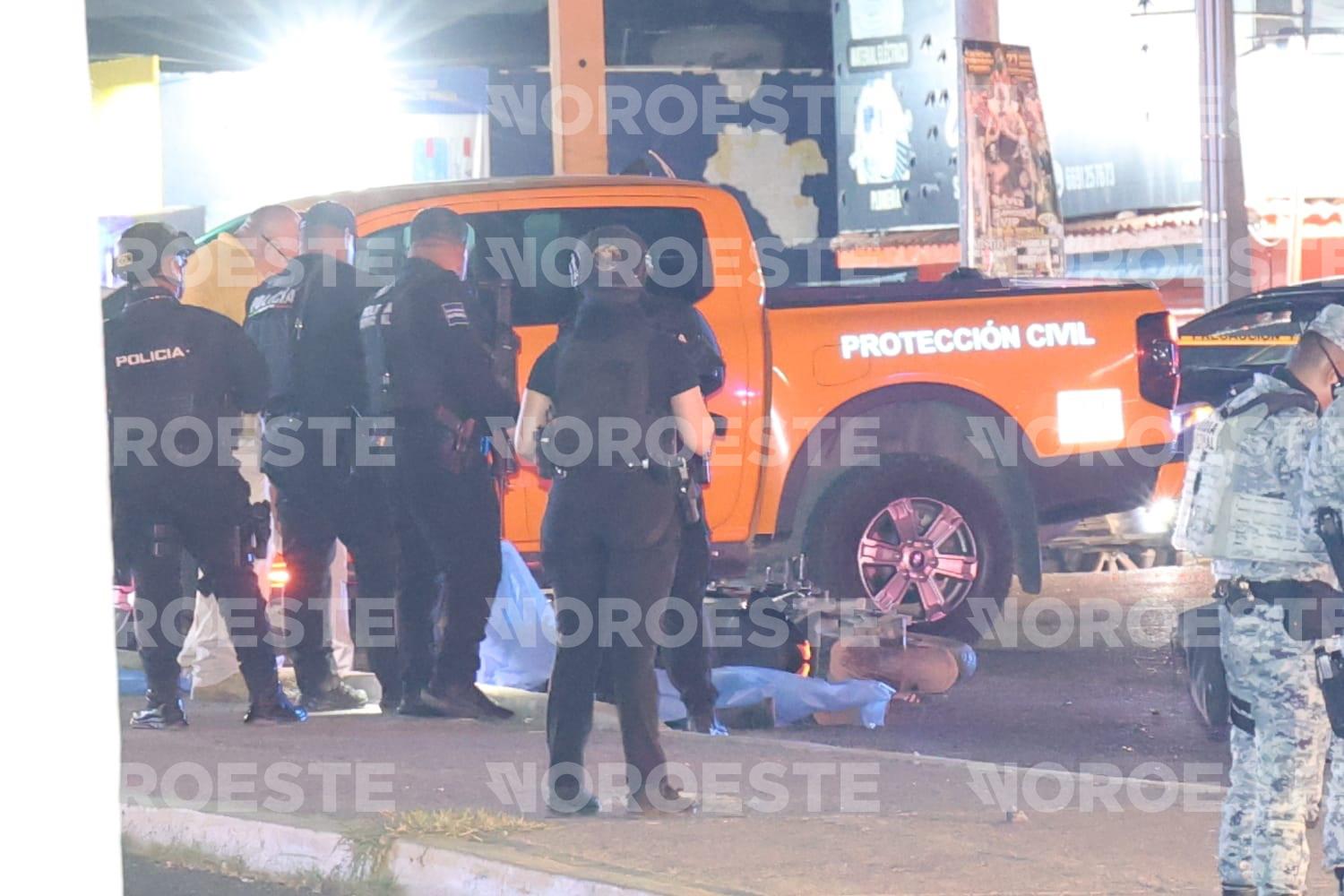 $!Disparan con armas largas contra dos motociclistas; uno murió en el lugar y el otro en un hospital, en Mazatlán