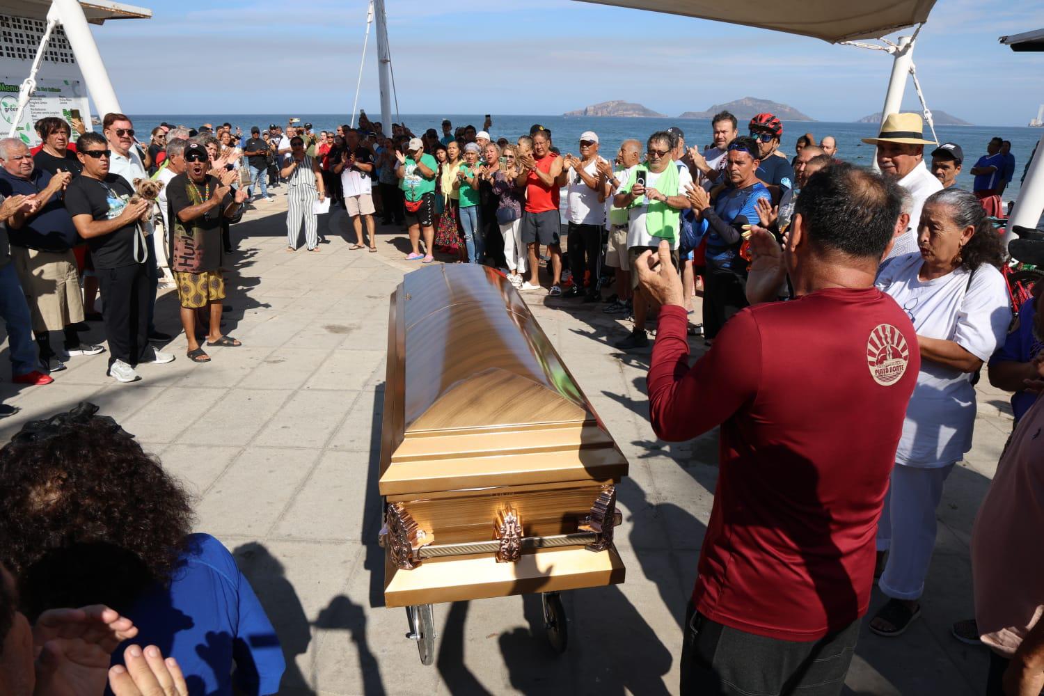$!Entre aplausos y recuerdos, dan el último adiós a Eleazar Castro en Playa Norte