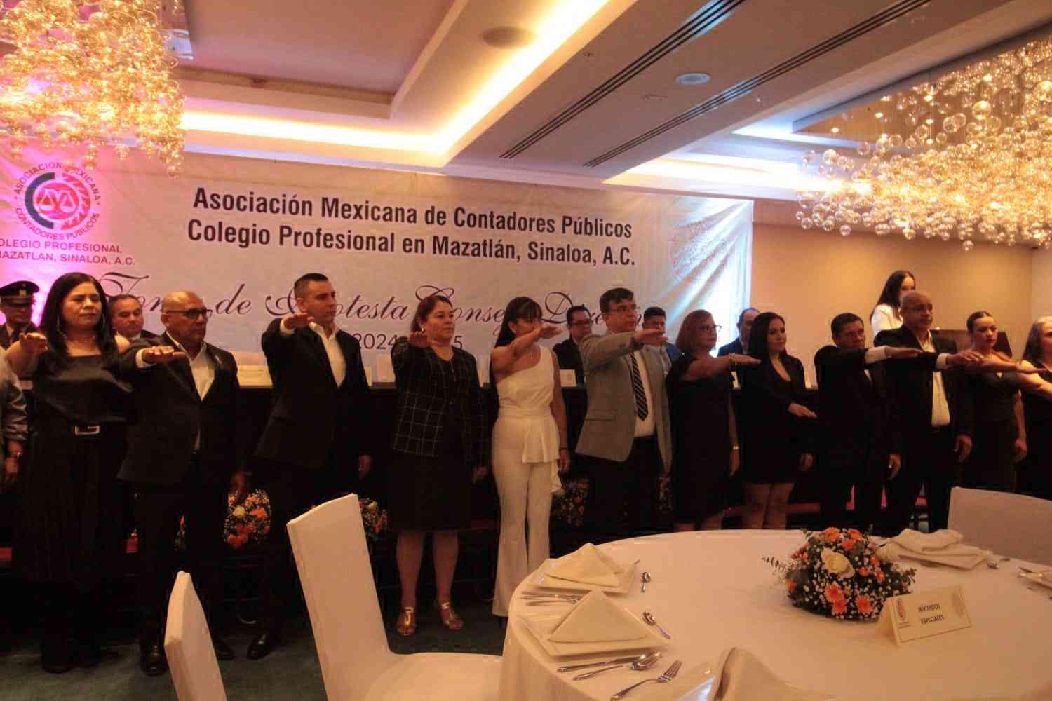 $!La nueva mesa directiva al momento de rendir protesta.