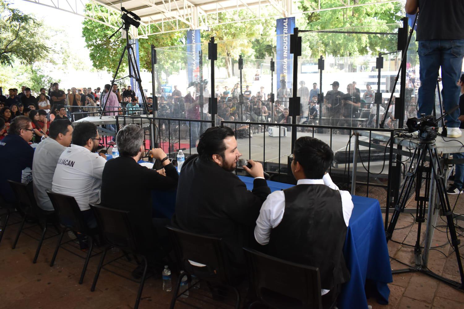 $!Estudiantes del Tec de Culiacán se miden en el cuadrilátero en la 10 edición de las robobatallas