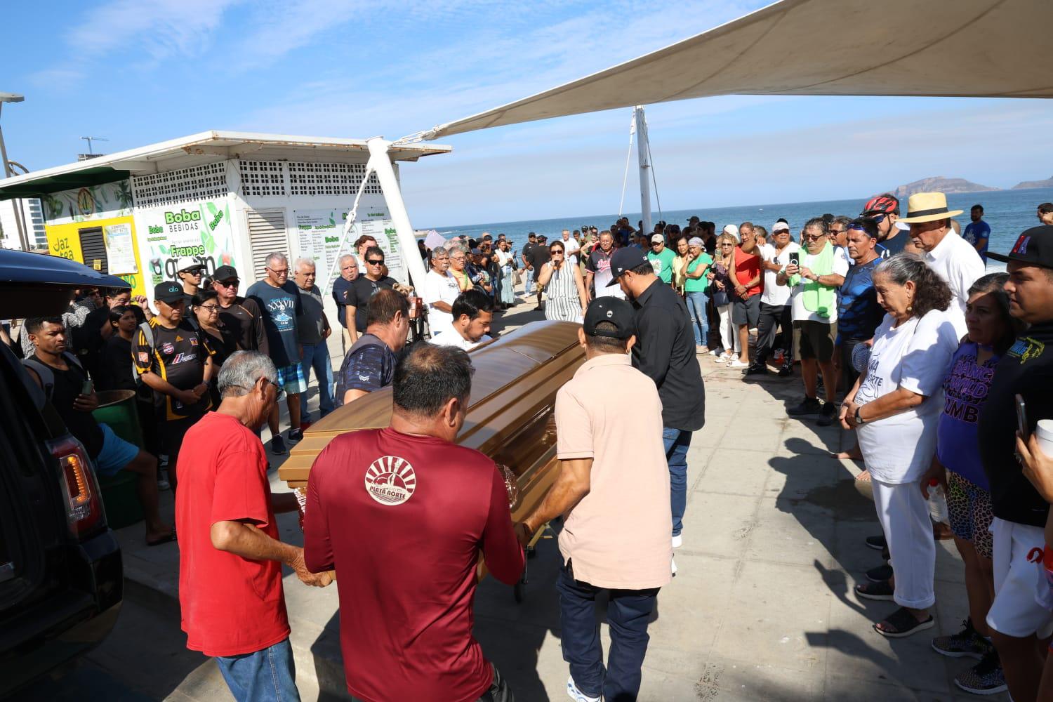 $!Entre aplausos y recuerdos, dan el último adiós a Eleazar Castro en Playa Norte