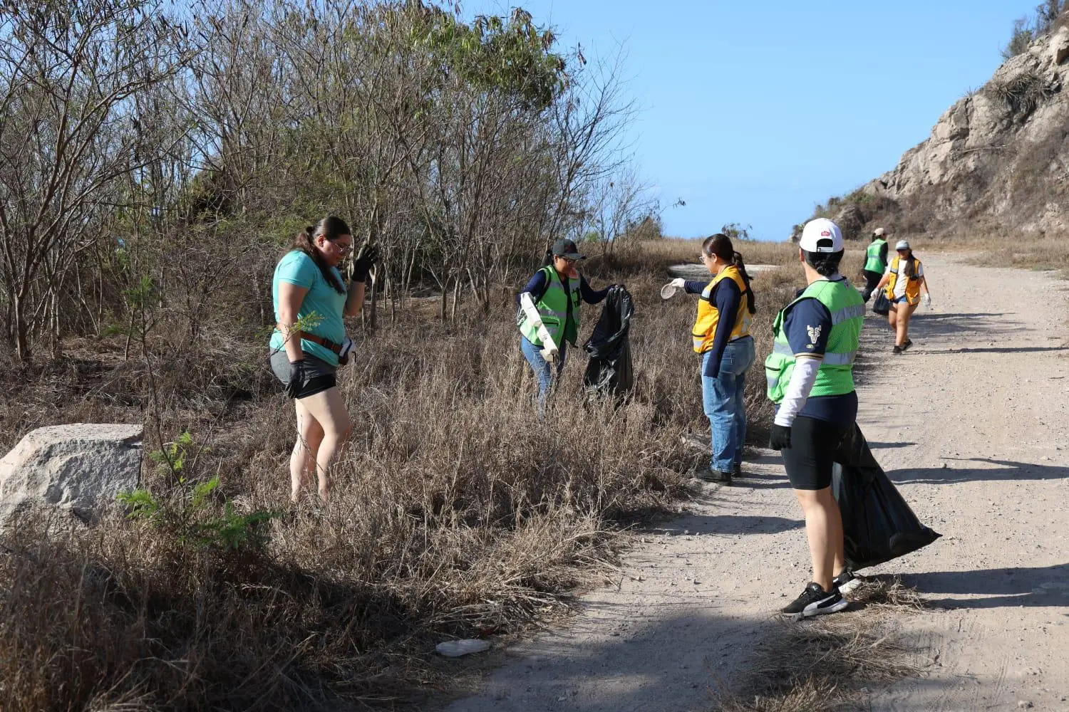 $!Retiran media tonelada de residuos en limpieza a la escollera del Faro, en Mazatlán