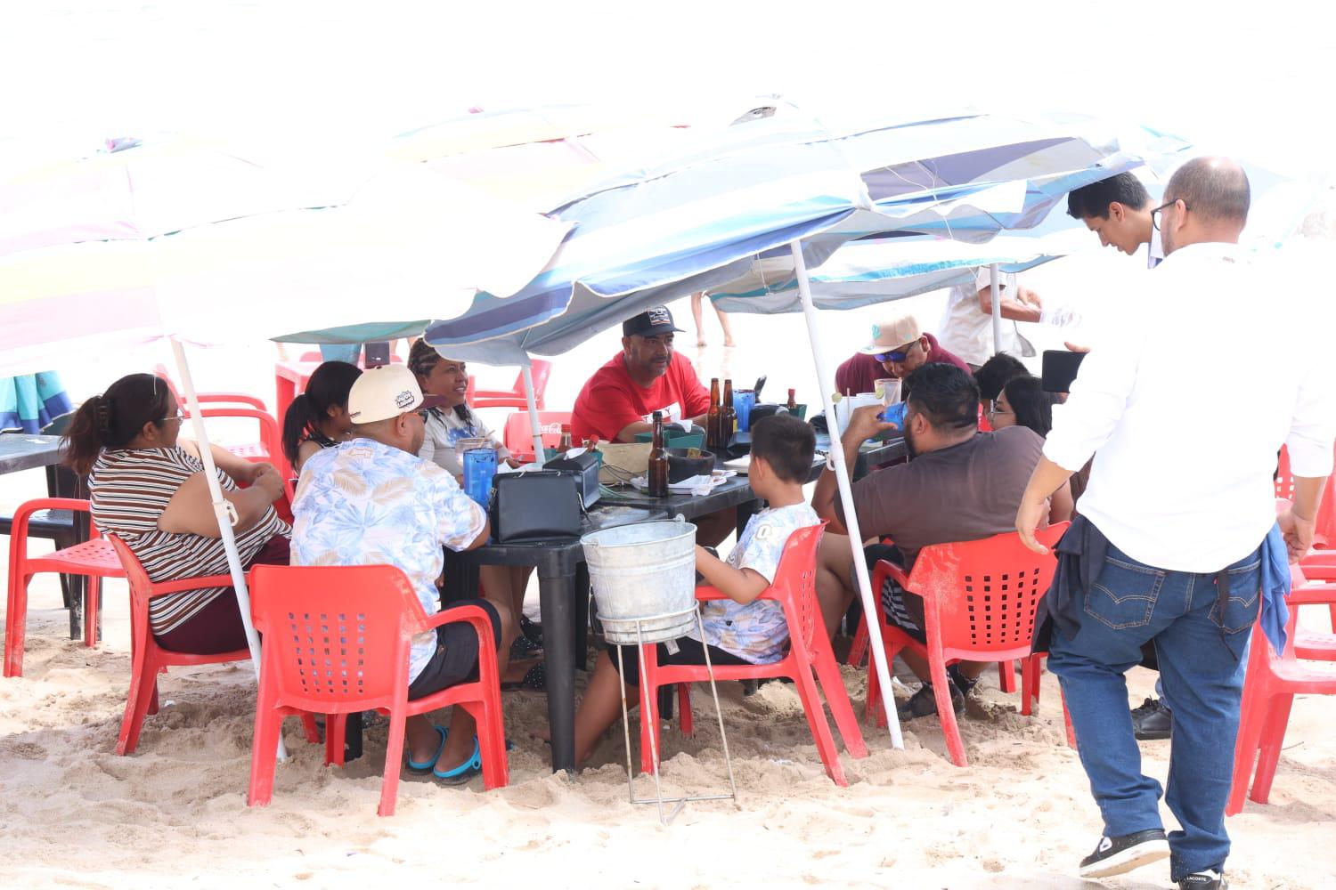 $!Registran restaurantes buena afluencia de comensales durante el Día del Padre en Mazatlán