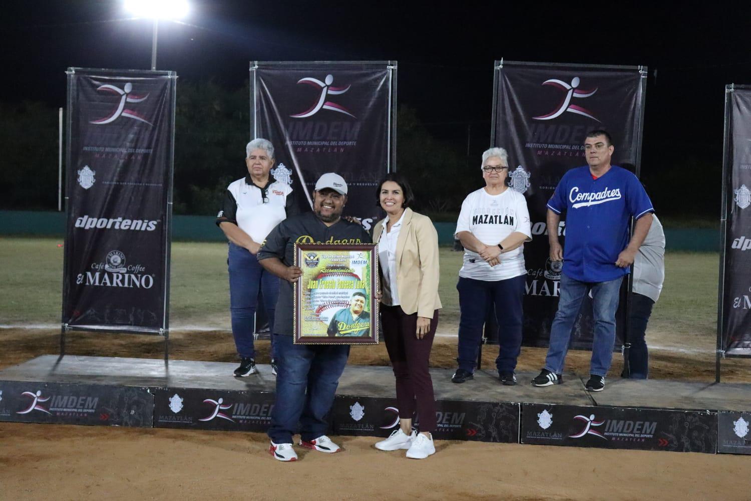 $!Premian e inauguran en la Liga de Softbol Imdem