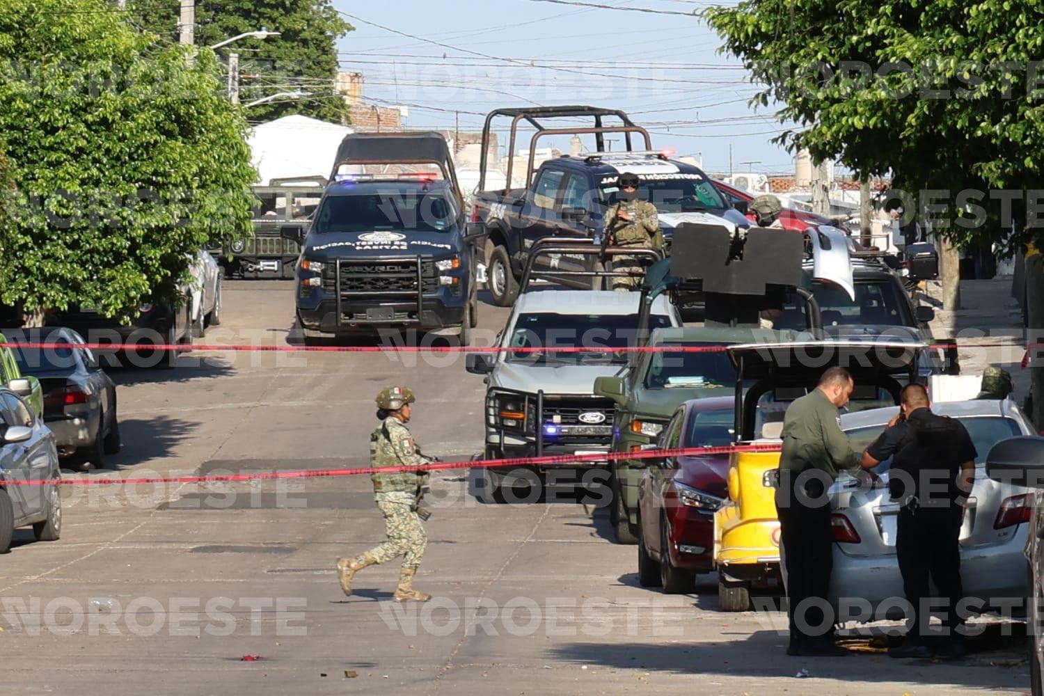 $!Balean a un hombre en la calle México, casi esquina con Paseo Claussen, en el Centro de Mazatlán
