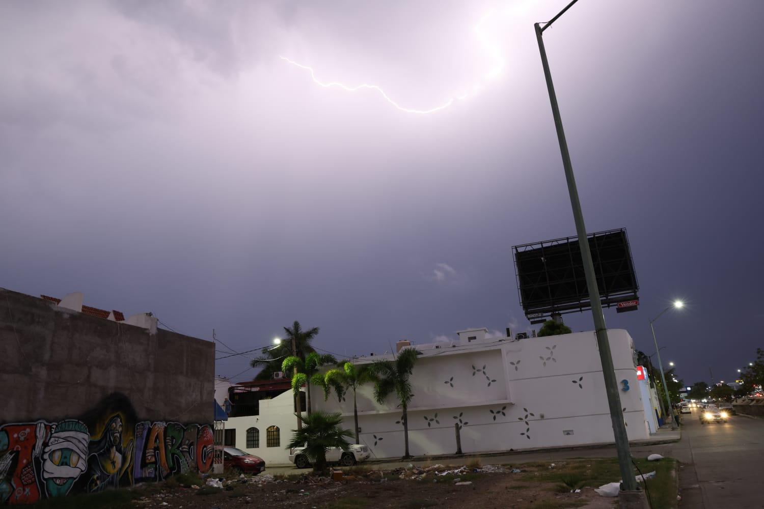 $!Registra el norte de Mazatlán actividad eléctrica; prevén lluvias por la noche y madrugada