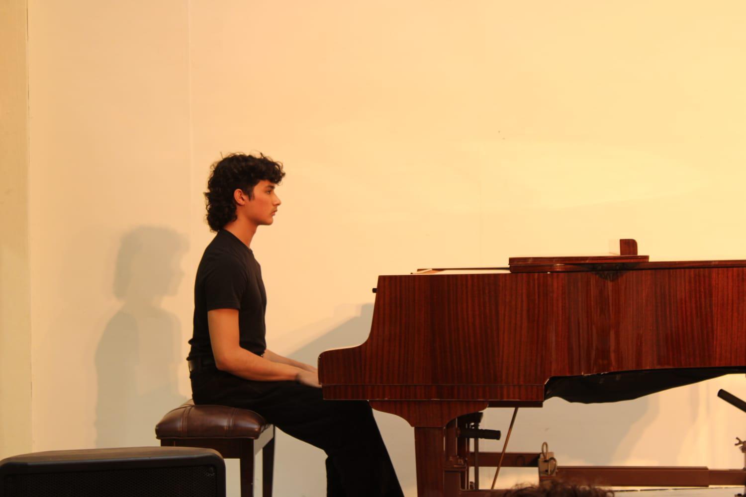 $!En la velada participó el joven pianista Elías Esparza.