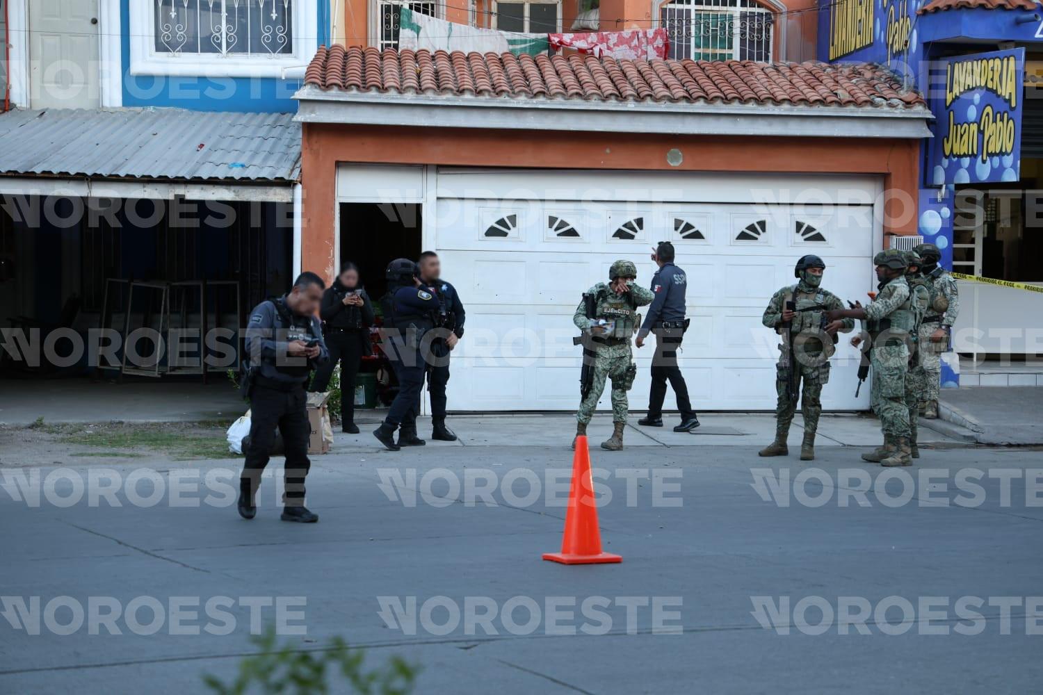 $!Balean portón de una casa sobre la avenida Juan Pablo II en la colonia 20 de Noviembre, en Mazatlán