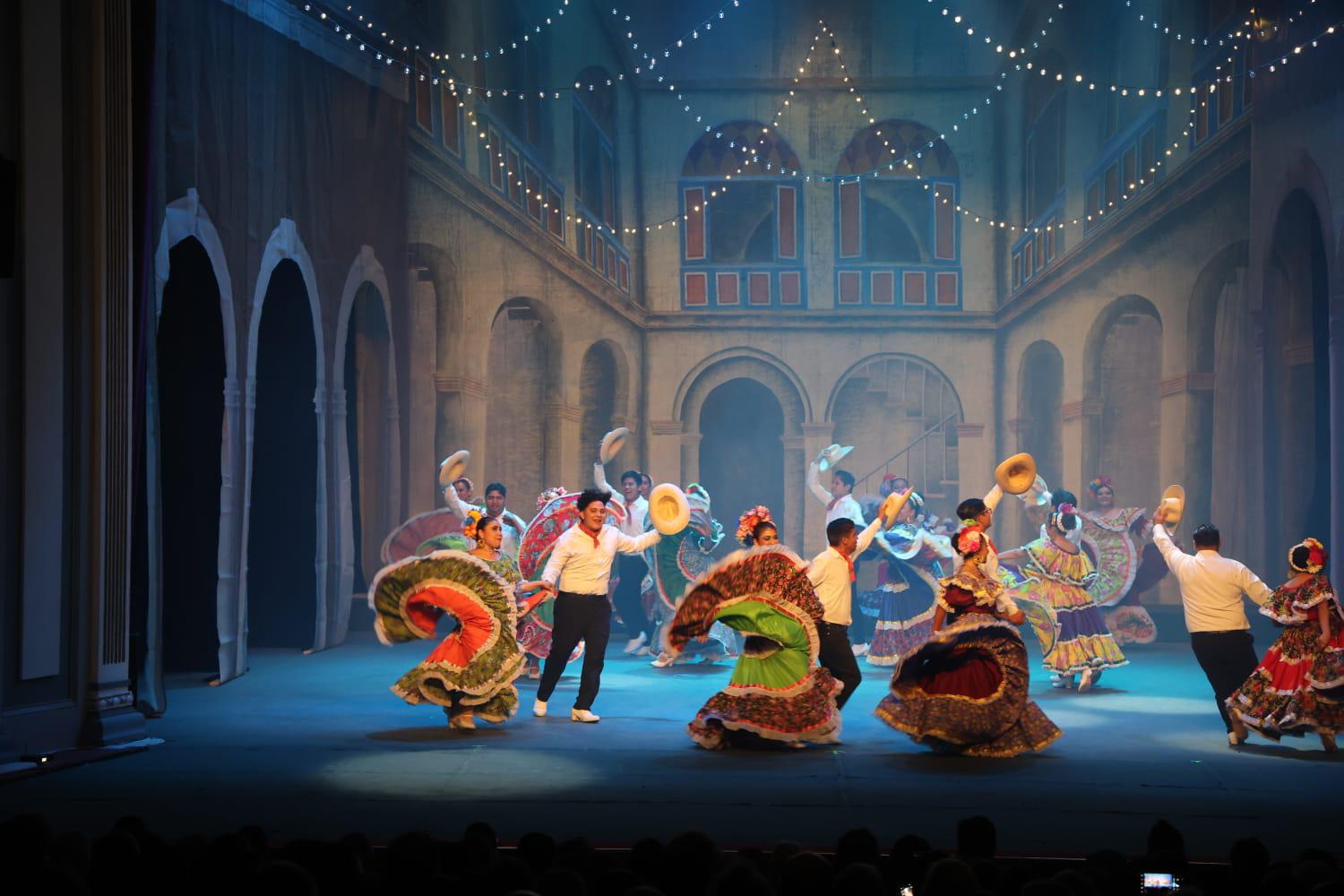 $!Danzas regionales destacaron por sus vistosos trajes y coreografías.