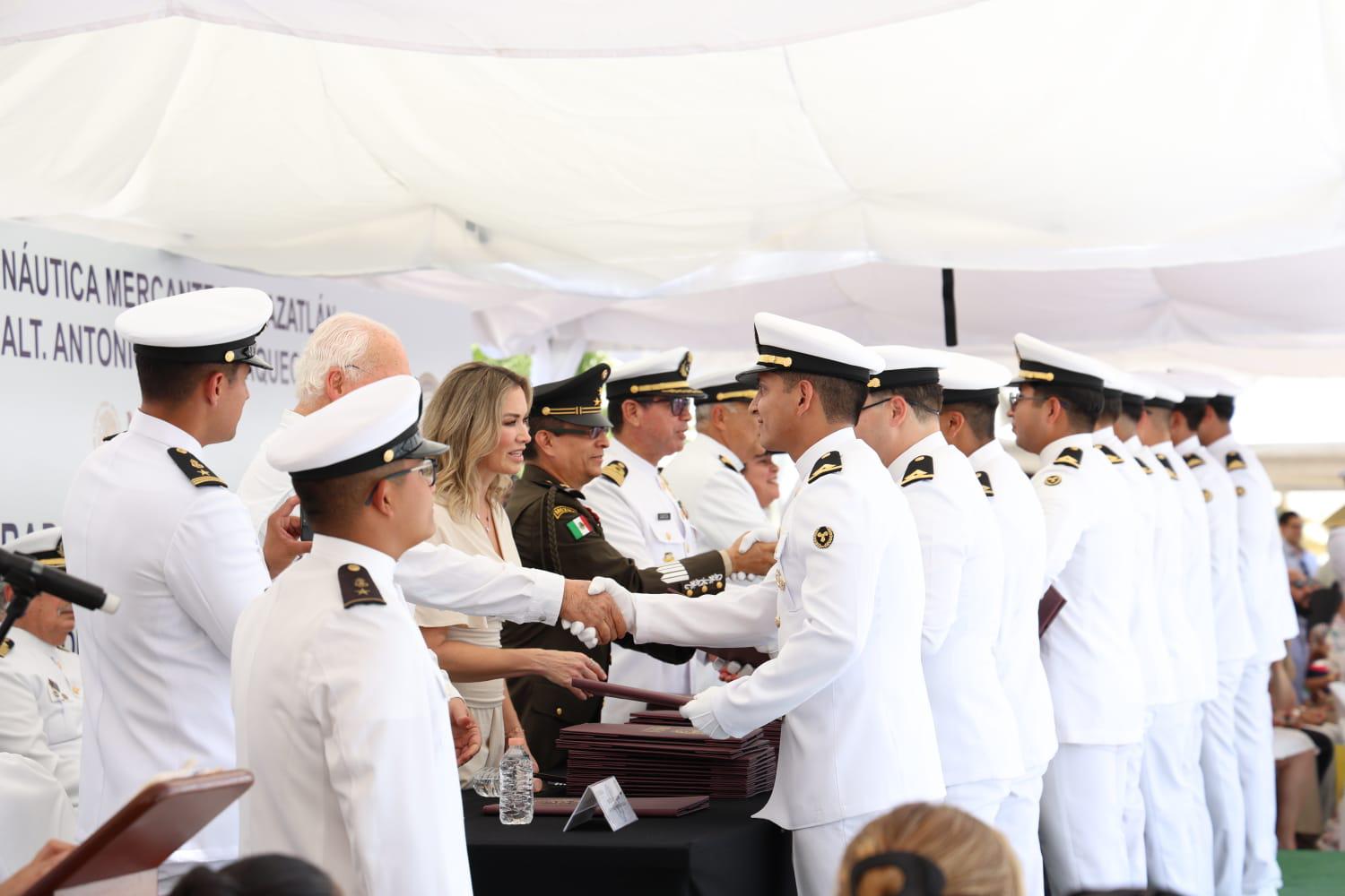 $!Egresan 85 nuevos profesionales de la Escuela Náutica de Mazatlán