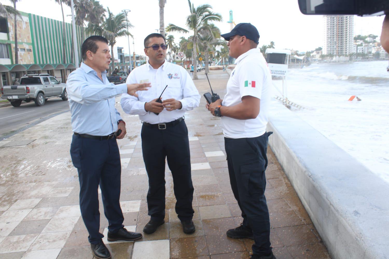 $!Oleaje daña dos negocios en la zona del malecón