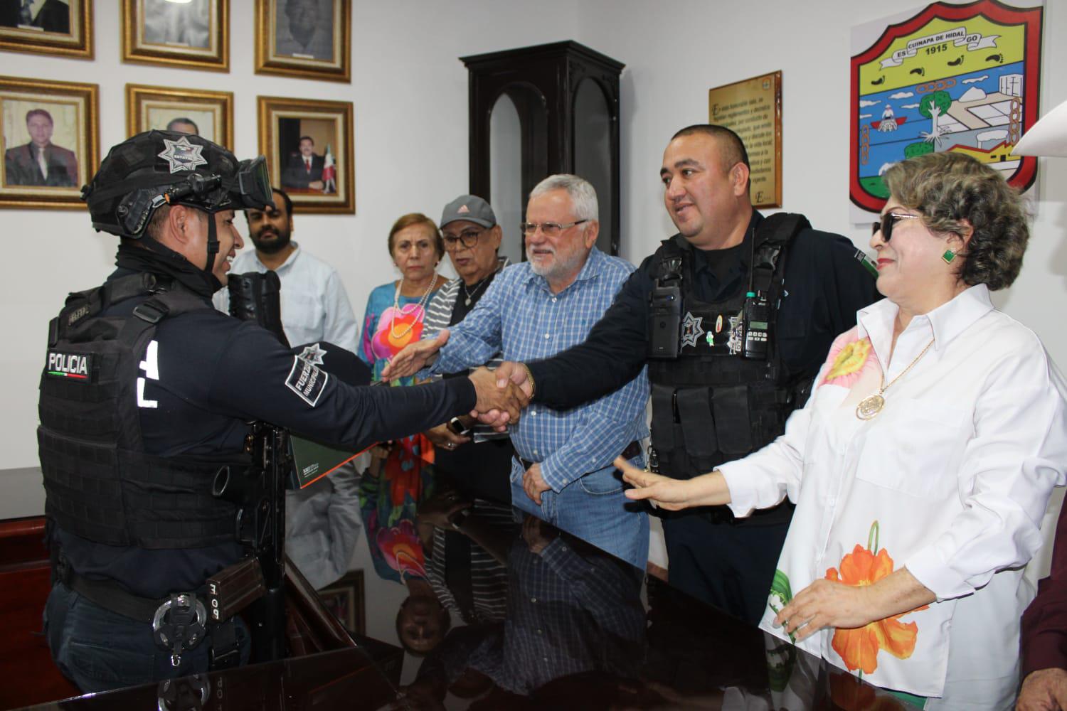 $!Entregan uniformes a policías en Escuinapa
