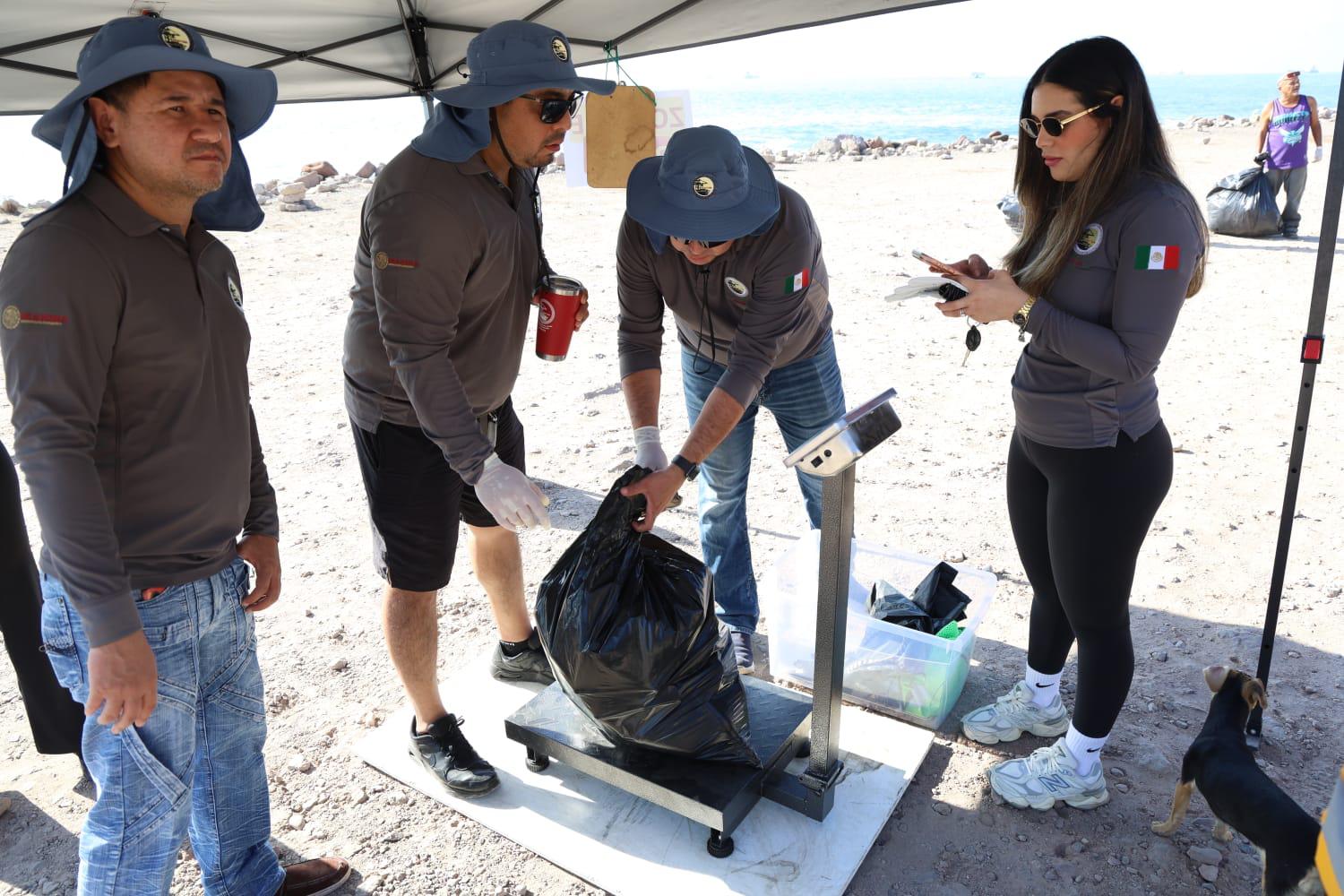 $!Retiran media tonelada de residuos en limpieza a la escollera del Faro, en Mazatlán