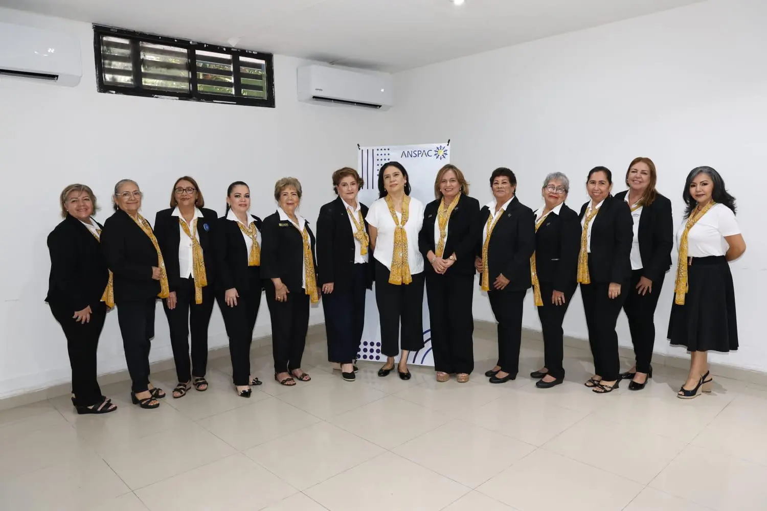 $!Guillermina García entre las integrantes del Comité de Anspac Mazatlán.
