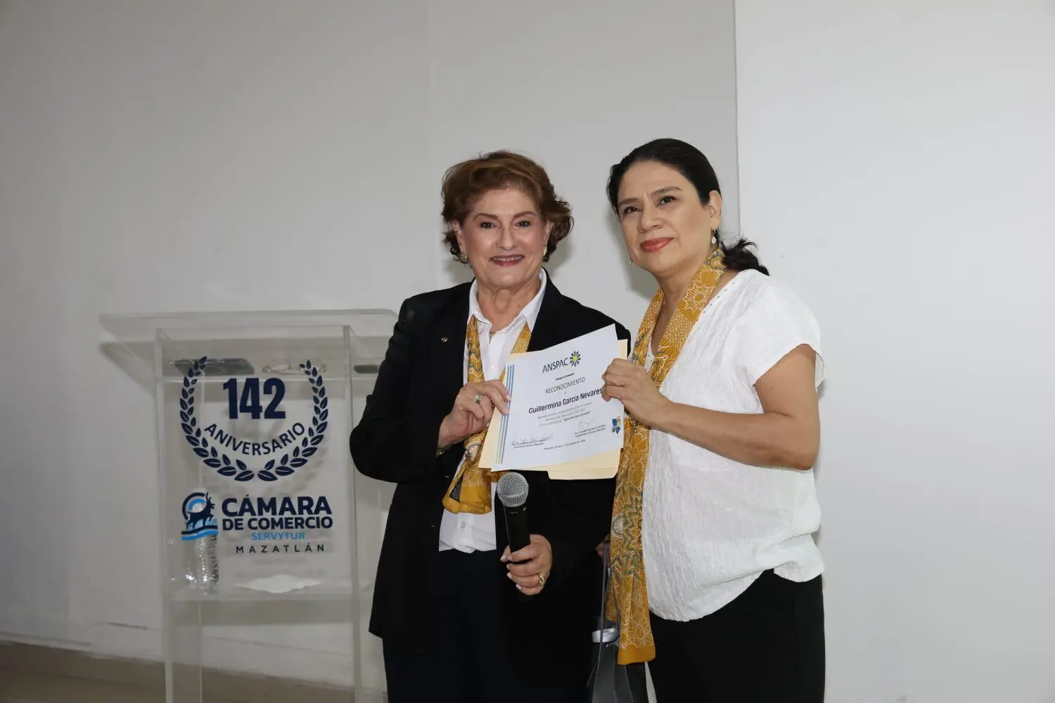 $!Ana María Urrea de Valadés entrega un reconocimiento a Guillermina García al finalizar su participación en el seminario de motivación.