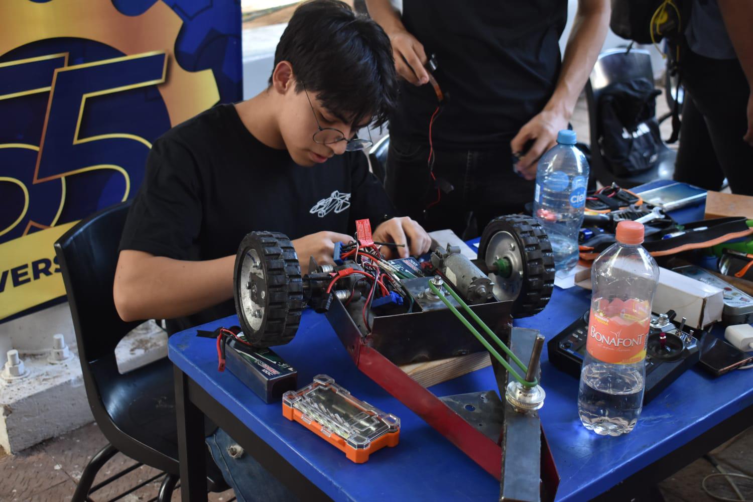 $!Estudiantes del Tec de Culiacán se miden en el cuadrilátero en la 10 edición de las robobatallas