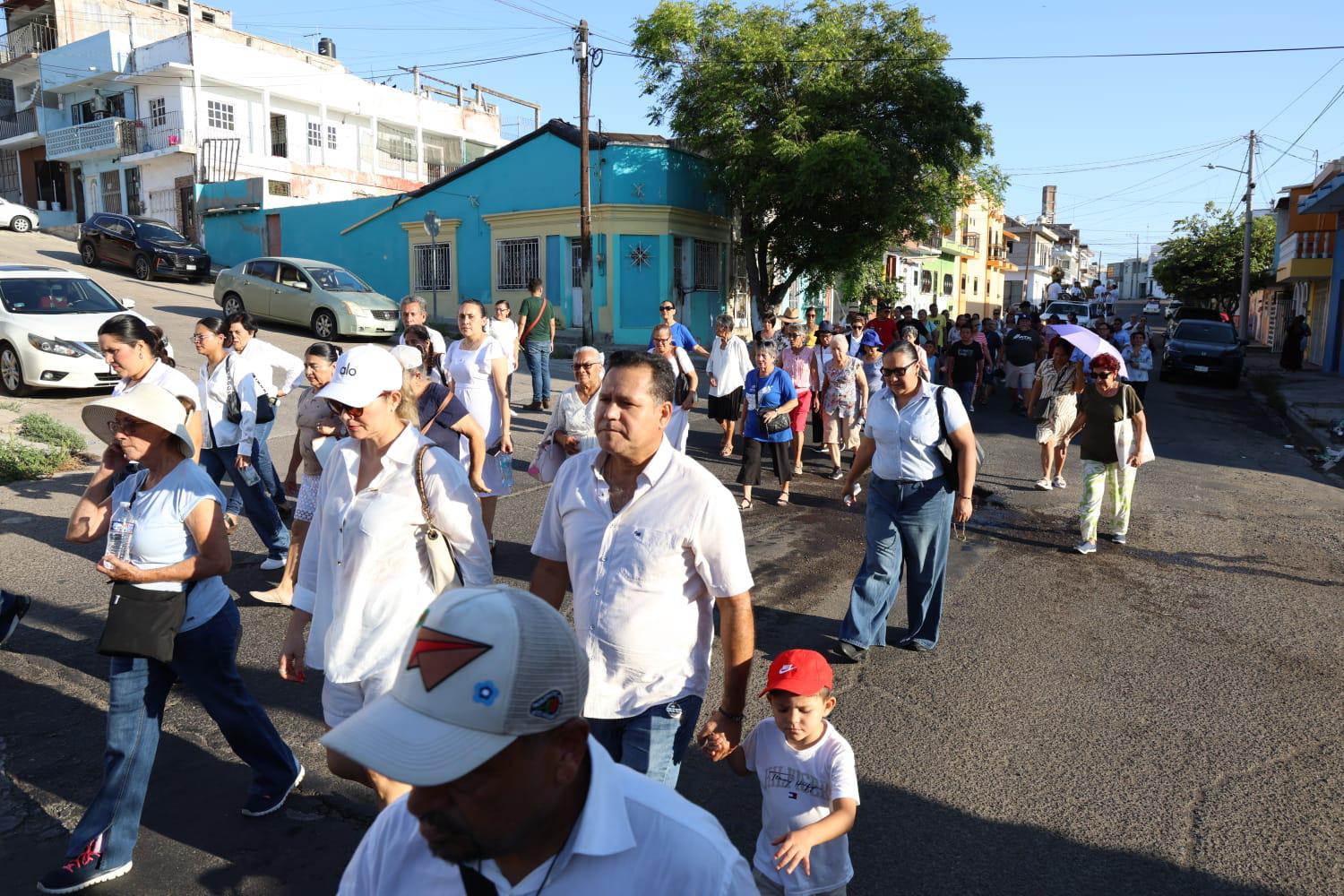 $!Piden por la paz y los desaparecidos en peregrinación de la Virgen de Fátima en Mazatlán