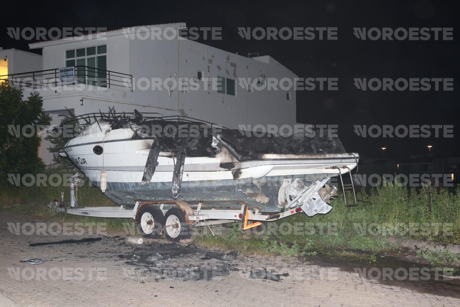 $!Se incendia lancha deportiva en la Isla de la Marina Mazatlán
