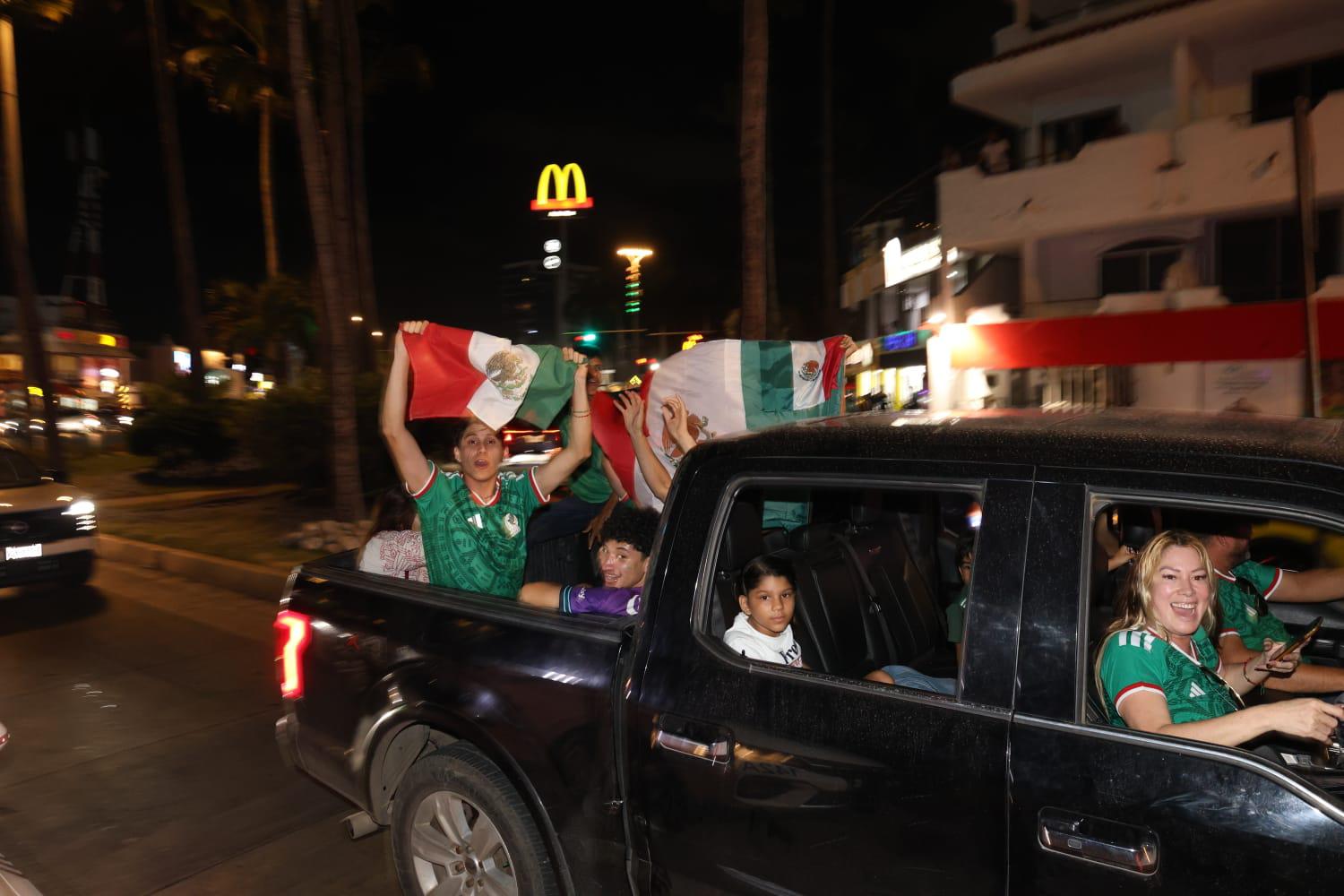 $!Las celebraciones se extendieron por la avenida Del Mar, donde caravanas de vehículos mostraron su apoyo a la Selección Mexicana.