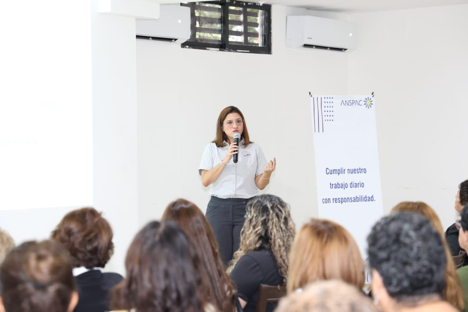 $!Adriana de la Luz Genoveva Rendón Cantú impartió la conferencia en las instalaciones del auditorio de la Canaco.