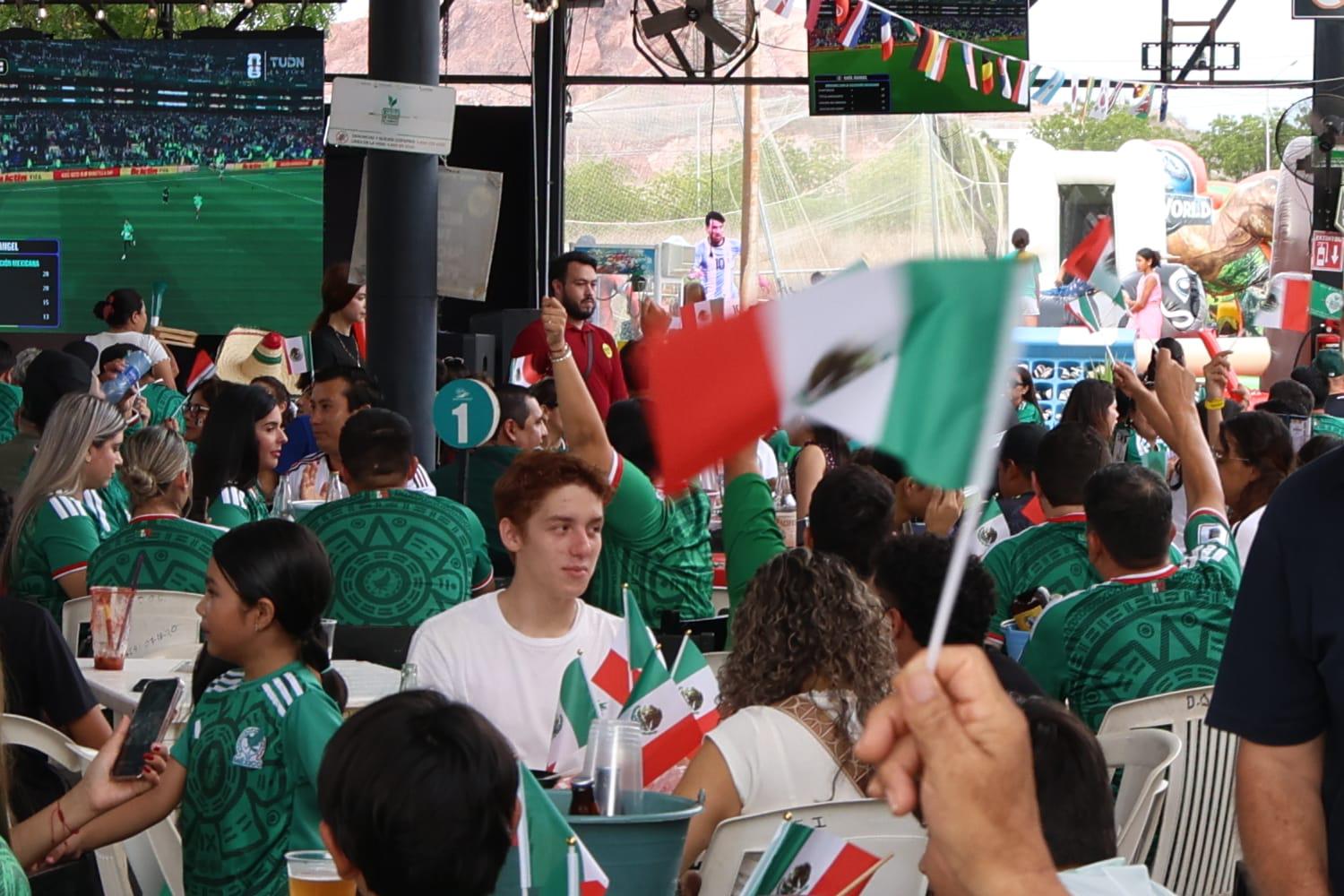 $!Disfrutan ya en Mazatlán el partido entre México contra Inglaterra esperando el triunfo de la selección nacional